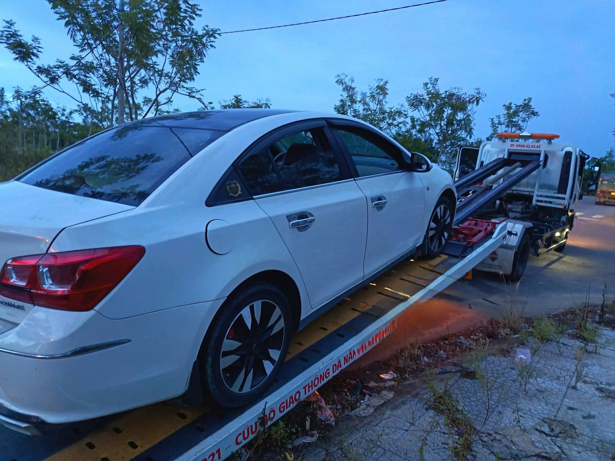 Cứu hộ xe sedan ban đêm tại Đà Nẵng