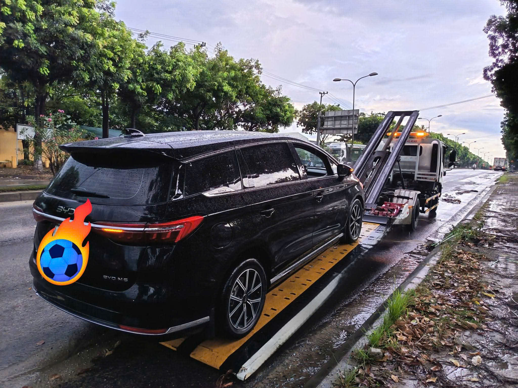 Cứu hộ xe điện BYD M6 sàn trượt an toàn