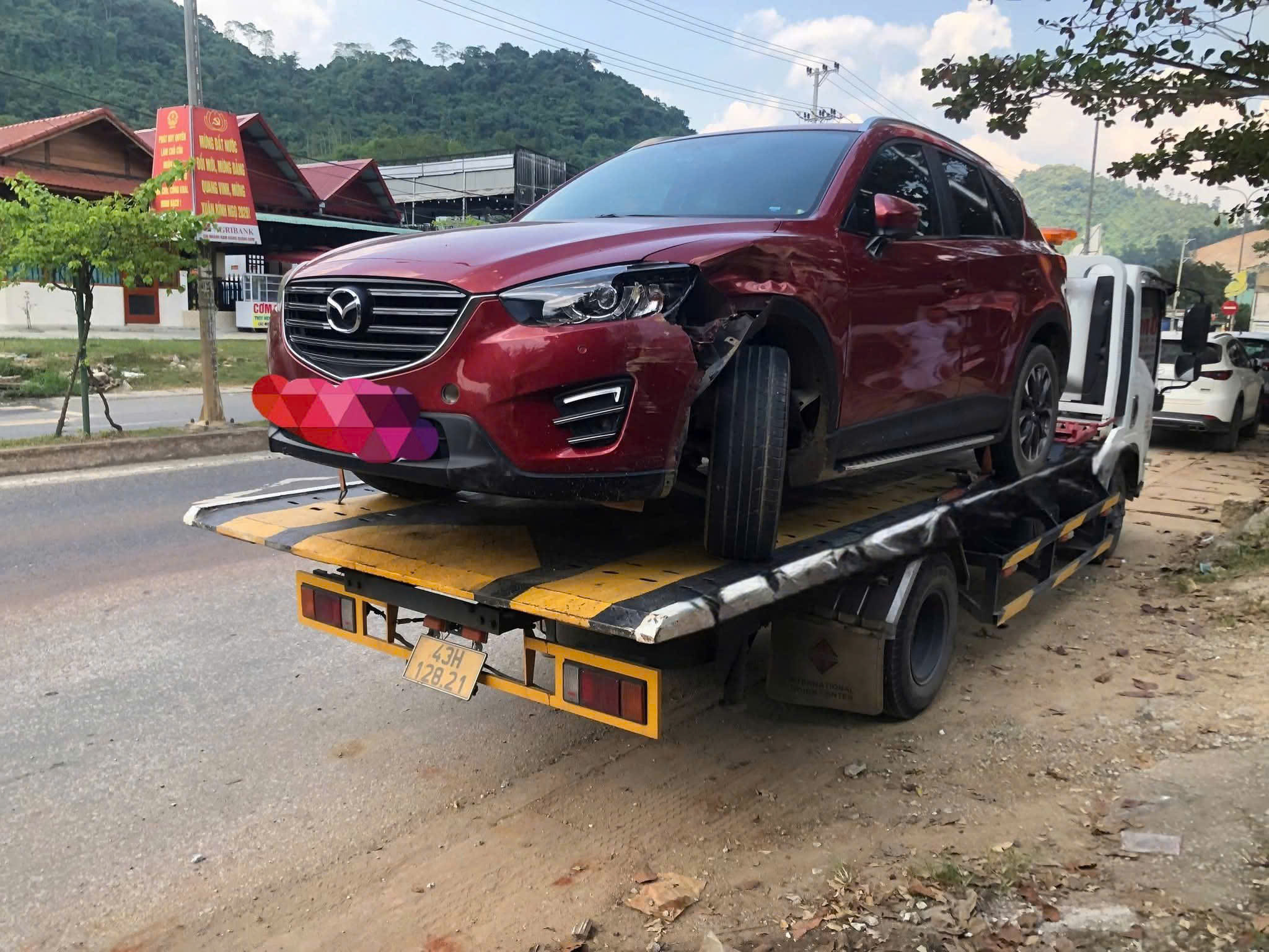 Xe cứu hộ giao thông 92 trên đường làm nhiệm vụ